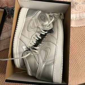 AIR JORDAN 1 HIGH OG GS 5.5 
"CO.JP - METALLIC SILVER" excellent condition